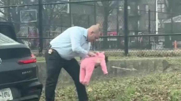 Νέα Υόρκη: Αστυνομικός έσωσε μωρό που πνιγόταν – Σταμάτησε το αυτοκίνητο στην άκρη του δρομου