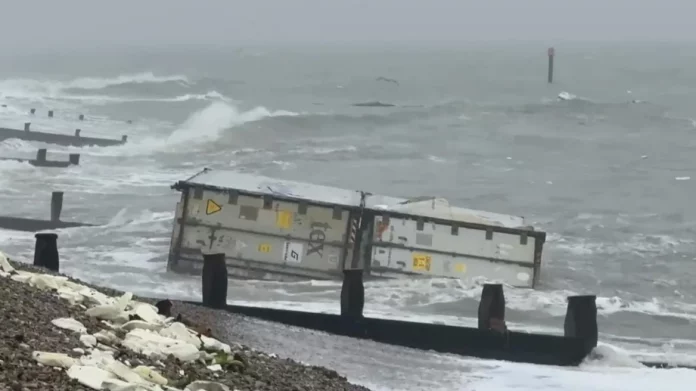 Τόνοι μπανάνες ξεβράστηκαν στις βρετανικές ακτές: Μην τις καταναλώνετε, λένε οι Αρχές