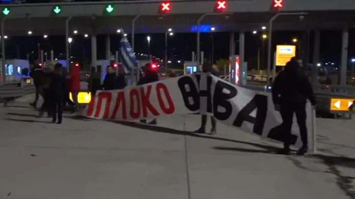 Στα διόδια των Αφιδνών οι αγρότες της Θήβας: Σήκωσαν τις μπάρες στο ρεύμα προς Αθήνα