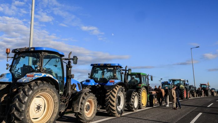 Αγροτικές κινητοποιήσεις: Η αστυνομία έκλεισε μόνη της το δρόμο για το «Μακεδονία» και η κυβέρνηση κατηγορεί τους αγρότες (Video)