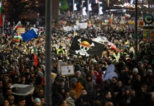 «Παραιτηθείτε, φύγετε»: Μαζικές διαδηλώσεις κατά της κυβέρνησης Ζελιάσκοφ στη Βουλγαρία