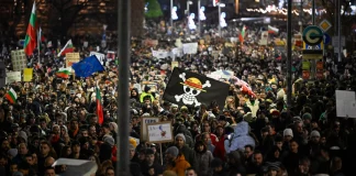 «Μαφιόζοι, παραιτηθείτε»: Δεκάδες χιλιάδες Βούλγαροι στους δρόμους κατά της κυβέρνησης για τις αυξήσεις φόρων