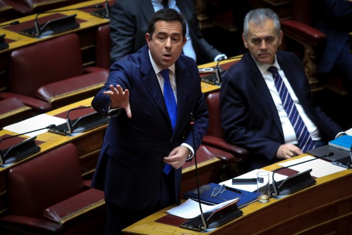 Άγρια κόντρα για το αγροτικό στη Βουλή: «Τελείωσε το λεφτά υπάρχουν» – «Ξεφτιλίζετε τους αγρότες με τους “Φραπέδες”»