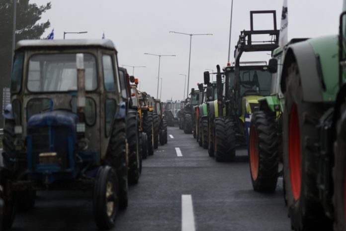Στους ώμους των αγροτών μια ολόκληρη κοινωνία