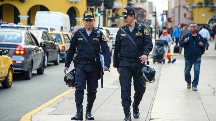 Περού: Άγνωστοι πυροβόλησαν τον υποψήφιο της δεξιάς στις προεδρικές εκλογές Ραφαέλ Μπελάουντε