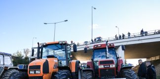 Ξύλο και χημικά δυναμώνουν τα μπλόκα των αγροτών