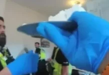 Βρετανία: Η στιγμή που αστυνομικοί βρίσκουν τεράστια πιατέλα κοκαΐνης σε ψυγείο μετά την έφοδο σε σπίτι