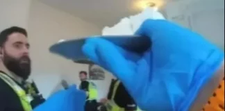 Βρετανία: Η στιγμή που αστυνομικοί βρίσκουν τεράστια πιατέλα κοκαΐνης σε ψυγείο μετά την έφοδο σε σπίτι