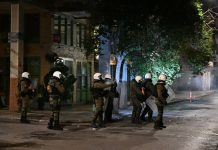 Μολότοφ εκτοξεύτηκαν κατά διμοιρίας ΜΑΤ στα Εξάρχεια