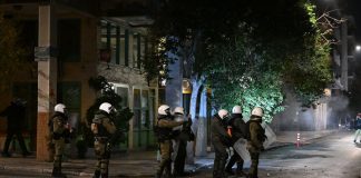 Μολότοφ εκτοξεύτηκαν κατά διμοιρίας ΜΑΤ στα Εξάρχεια