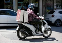 Επίθεση σε ντελιβερά στην Πάτρα, τον απείλησαν για να τον ληστέψουν