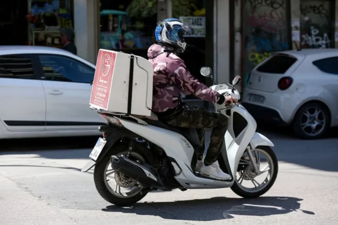 Επίθεση σε ντελιβερά στην Πάτρα, τον απείλησαν για να τον ληστέψουν