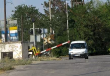 Θεσσαλονίκη: Οδηγός λεωφορείου αγνόησε τις κατεβασμένες μπάρες σε σιδηροδρομική διάβαση και τις πήρε… παραμάζωμα