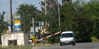 Θεσσαλονίκη: Οδηγός λεωφορείου αγνόησε τις κατεβασμένες μπάρες σε σιδηροδρομική διάβαση και τις πήρε… παραμάζωμα