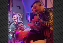 Θαμώνας νυχτερινού μαγαζιού αποκοιμήθηκε στο τραπέζι, όσο ο Δόξας τραγουδούσε από πάνω του