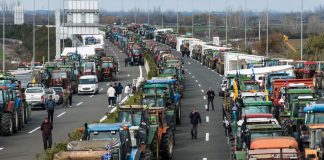 Φουντώνει το αγροτικό μέτωπο: Χιλιάδες μπλόκα σε όλη την Ελλάδα – «Έμφραγμα» στις Εθνικές οδούς