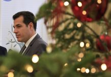 Άλλαξαν την ευχετήρια κάρτα γιατί δεν άρεσε στον Πλεύρη;