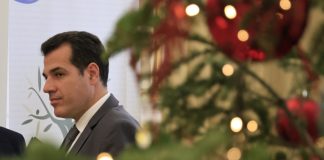 Άλλαξαν την ευχετήρια κάρτα γιατί δεν άρεσε στον Πλεύρη;