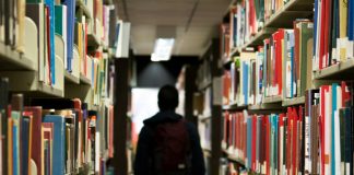 Αναβρασμός για τις διαγραφές «αιώνιων» φοιτητών: Αποχή από τα μαθήματα από τους καθηγητές της Φιλοσοφικής του ΕΚΠΑ