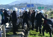 Ένταση και χημικά στην Πάτρα: Μπλόκο της ΕΛΑΣ στους αγρότες πριν τη γέφυρα Ρίου – Αντιρρίου – Έκλεισαν με κλούβες τον δρόμο-(VIDEO)