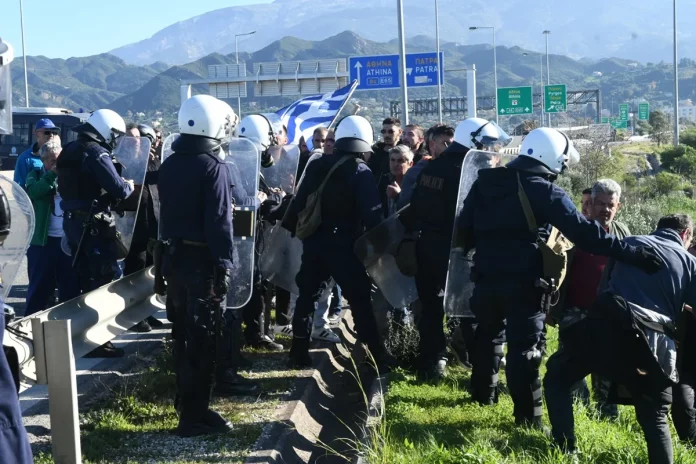 Ένταση και χημικά στην Πάτρα: Μπλόκο της ΕΛΑΣ στους αγρότες πριν τη γέφυρα Ρίου – Αντιρρίου – Έκλεισαν με κλούβες τον δρόμο-(VIDEO)