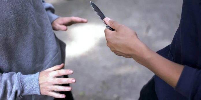 Καρέ καρέ η δράση 21χρονου που λήστευε με μαχαίρι ανήλικους στη Νέα Σμύρνη