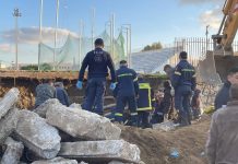 Νάξος: Δύο εργάτες έπεσαν σε τάφρο όταν κατέρρευσε τοιχίο – Μεγάλη επιχείρηση για τον απεγκλωβισμό τους