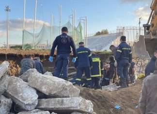 Νάξος: Δύο εργάτες έπεσαν σε τάφρο όταν κατέρρευσε τοιχίο – Μεγάλη επιχείρηση για τον απεγκλωβισμό τους