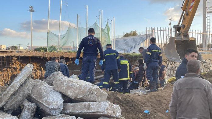 Νάξος: Δύο εργάτες έπεσαν σε τάφρο όταν κατέρρευσε τοιχίο – Μεγάλη επιχείρηση για τον απεγκλωβισμό τους