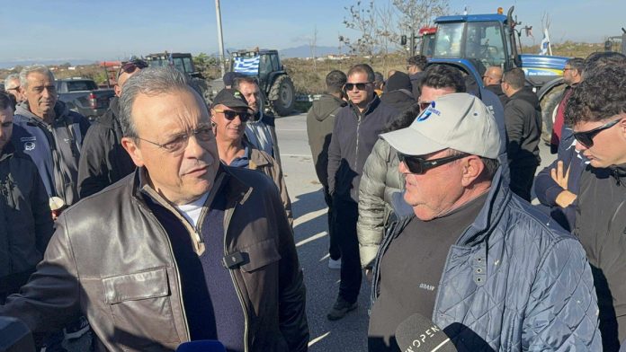 Φάμελλος από το μπλόκο στα Μάλγαρα: Η κυβέρνηση αντιμετωπίζει τους αγρότες σαν εχθρούς με αυταρχισμό και βία