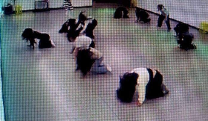 Δασκάλα χορού λιποθύμησε και οι μαθήτριες νόμισαν ότι ήταν μέρος της χορογραφίας – (VIDEO)