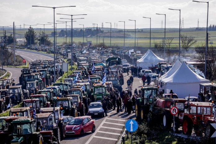 «Κόβεται» η Ελλάδα στη μέση σήμερα – Πρωτοχρονιά στις Εθνικές με τρακτέρ