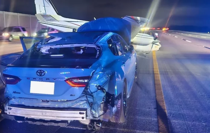 Απίστευτο περιστατικό στη Φλόριντα: Αεροπλάνο «προσγειώθηκε» πάνω σε αυτοκίνητο εν κινήσει