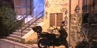 Θεσσαλονίκη: Πυρκαγιά σε είσοδο πολυκατοικίας, ζημιές σε τρεις μηχανές