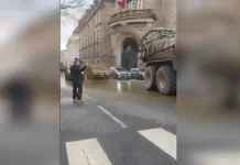 Στους δρόμους και οι Γάλλοι αγρότες: Ψεκάζουν με κοπριά κυβερνητικά κτίρια και κλείνουν δρόμους με τρακτέρ και σανό