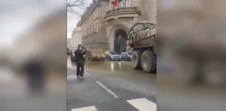 Στους δρόμους και οι Γάλλοι αγρότες: Ψεκάζουν με κοπριά κυβερνητικά κτίρια και κλείνουν δρόμους με τρακτέρ και σανό