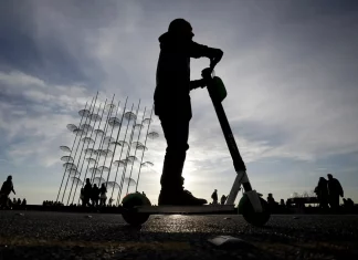 Θεσσαλονίκη: Σπείρα ανηλίκων έκλεβαν ηλεκτρικά πατίνια στο κέντρο της πόλης