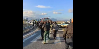 Ένταση ανάμεσα σε αστυνομία και αγρότες στον αυτοκινητόδρομο (VIDEO)
