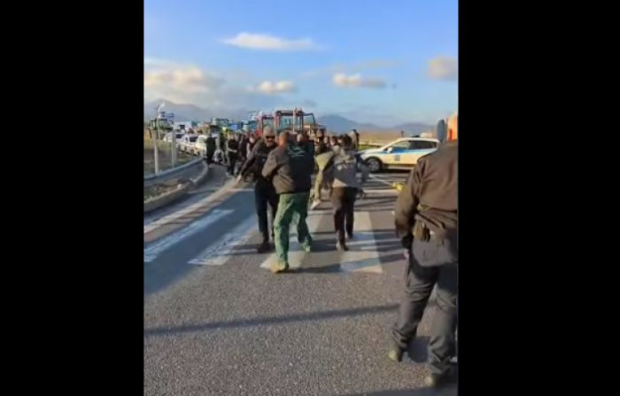 Ένταση ανάμεσα σε αστυνομία και αγρότες στον αυτοκινητόδρομο (VIDEO)