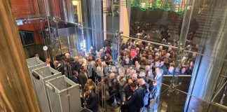 “Ιθάκη”: Κοσμοπλημμύρα έξω από το Παλλάς για την παρουσίαση του βιβλίου του Αλέξη Τσίπρα