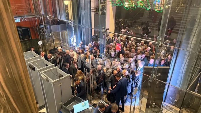 “Ιθάκη”: Κοσμοπλημμύρα έξω από το Παλλάς για την παρουσίαση του βιβλίου του Αλέξη Τσίπρα