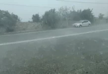 Η στιγμή που οδηγός χάνει τον έλεγχο εν μέσω βροχής και πέφτει πάνω στις μπάρες της Εθνικής Αθηνών – Λαμίας-(VIDEO)