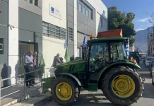 Μεσσηνία: Αποκλεισμός στα γραφεία της ΑΑΔΕ στην Καλαμάτα από τους αγρότες