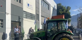 Μεσσηνία: Αποκλεισμός στα γραφεία της ΑΑΔΕ στην Καλαμάτα από τους αγρότες