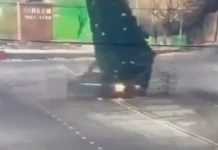 Απίστευτες σκηνές στο Καζακστάν: Οδηγός έκανε «κολιές» με Lada σε πλατεία και γκρέμισε το 12μετρο χριστουγεννιάτικο δέντρο-(VIDEO)