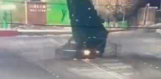 Απίστευτες σκηνές στο Καζακστάν: Οδηγός έκανε «κολιές» με Lada σε πλατεία και γκρέμισε το 12μετρο χριστουγεννιάτικο δέντρο-(VIDEO)