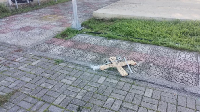 Έκλεψαν χριστουγεννιάτικα δέντρα από κεντρικά σημεία της Εύβοιας