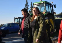 Στο μπλόκο της Νίκαιας η Ζωή Κωνσταντοπούλου: “Οι φτωχοί αγρότες πεινάνε, οι άνθρωποι αυτοί δεν έχουν έρθει εδώ με Porsche”