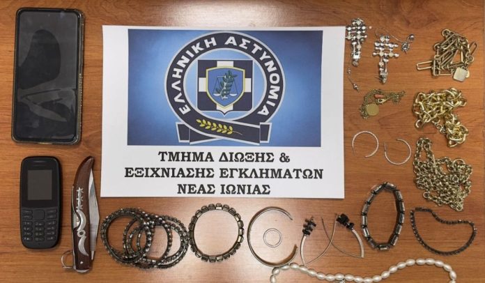 «Οικιακή βοηθός» άδειαζε κοσμηματοθήκες υπερηλίκων στη Νέα Ιωνία – Πάνω από 50.000 ευρώ η αξία των κλοπιμαίων