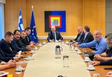 Σε εξέλιξη συνάντηση Χατζηδάκη – Τσιάρα με αγρότες από την Κρήτη